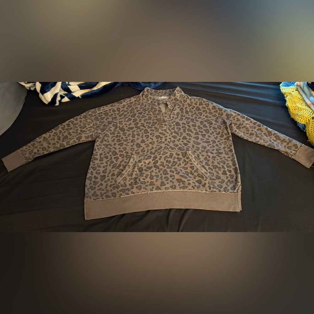 Women’s Maurices olive green Leopard Print pullover sweatshirt with snap front